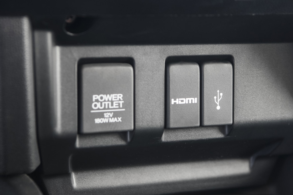  Une prise HDMI, deux 12 volts et deux USB