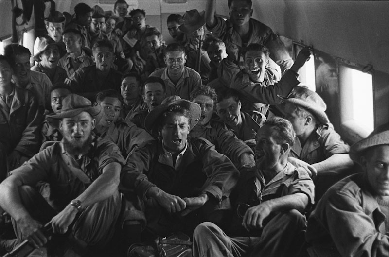 1952- Les soldats de Linares survolent en chantant la D.C.A du VietMinh dans un Bristol réquisitionné sur l’ordre du Maréchal de Lattre de Hanoï à Na Sam
