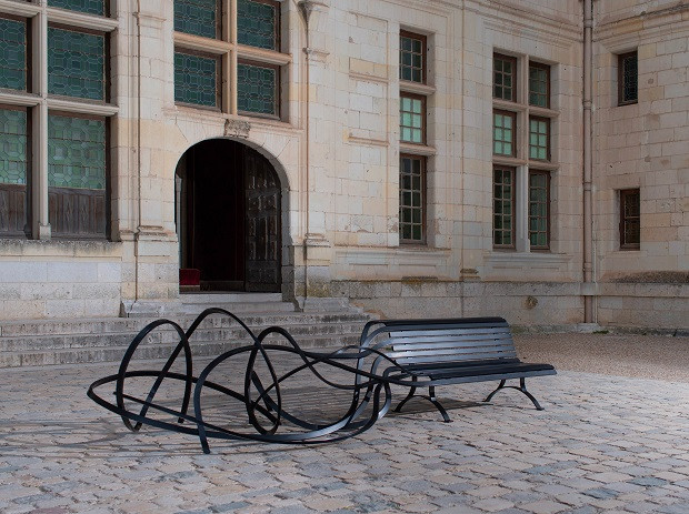 Pablo Reinoso, Le banc du château, 2022, présenté dans l’exposition « Débordements » au domaine de Chambord ©️Rodrigo Reinoso