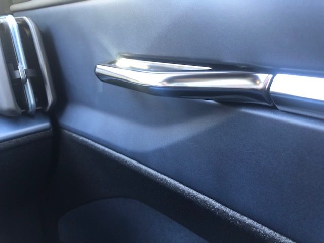 Les poignées intérieures de la voiture, sont futuriste, stylée.