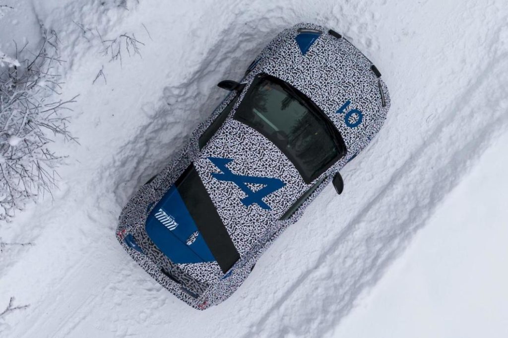 La sportive électrique a été photographiée en phase de tests en Suède en février dernier.Alpine
